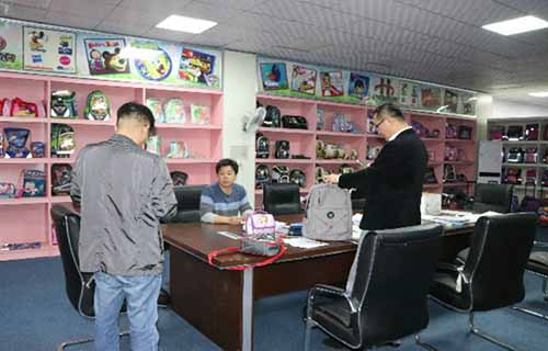 After customers approve the samples，marketing team follow up the official order with details, such as quantity, price, colors, deliver time, payment term, package, test, etc.